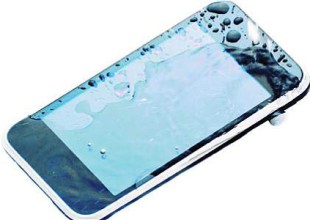 ¿Se te mojó el celular? ¡Con estos trucos vas a poder salvarlo!
