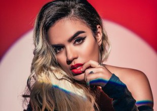 La terrible caída de Karol G en un show con Lali & Becky G