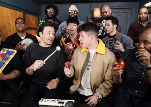 ¡Los Jonas Brothers se animaron a cantar con instrumentos de juguete!