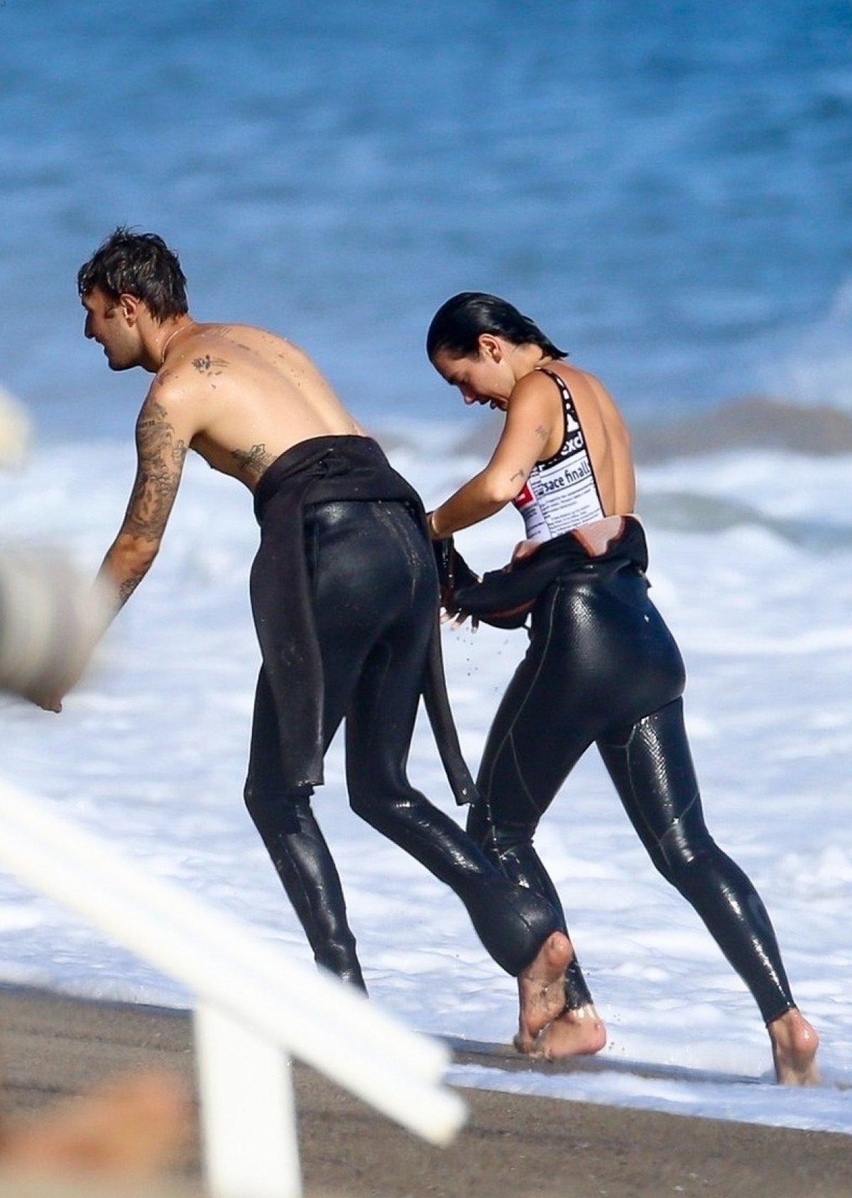 Las fotos más románticas de Dua Lipa a los besos con su novio en la playa