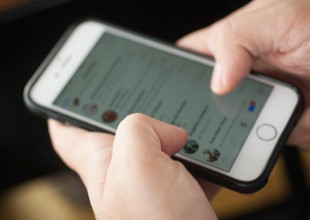 La mejor manera de escuchar un audio en WhatsApp y que nadie se entere