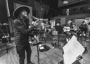 Escuchá "Poco" de NTVG con Draco Rosa