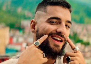 Las vacaciones de Maluma: A los besos con una modelo en Aspen