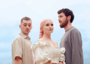 Clean Bandit presenta su nuevo single "Tick Tock" junto a Mabel & 24KGOLDN