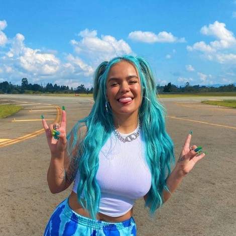 ¿Era para tanto? Karol G fue criticada por besar la lengua de su perro