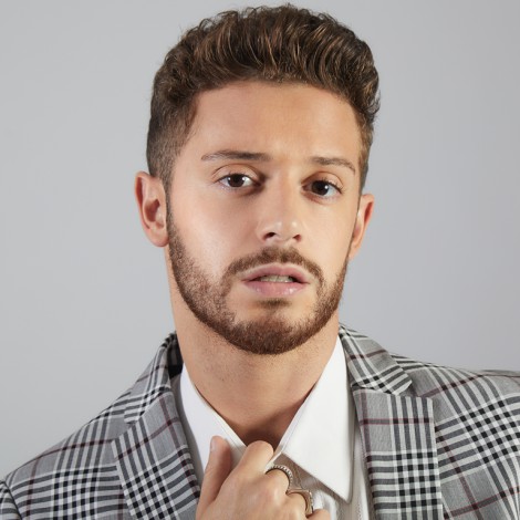 Ruggero lanzó su primer álbum de estudio