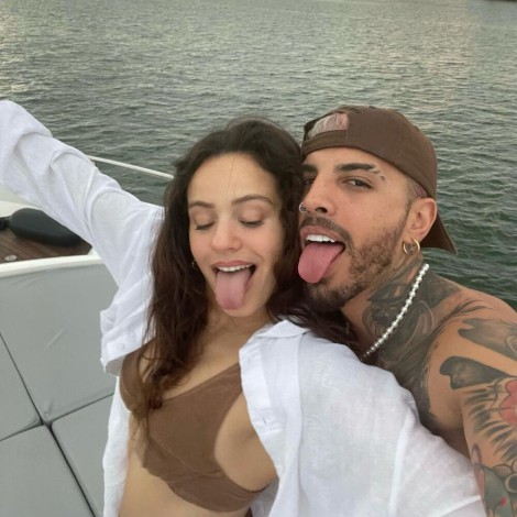¡Ya no se esconden! Mirá el apasionado beso entre Rauw Alejandro y Rosalía