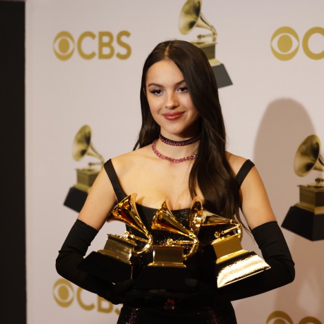 ¡Se le cayó! Olivia Rodrigo rompió uno de sus Premios Grammy