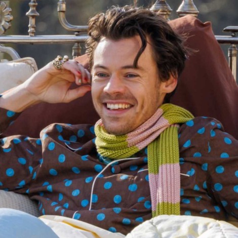 Harry Styles hizo una versión acústica de su nuevo single "Boyfriends"