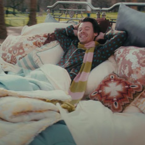 Harry Styles presenta el video de Late Night Talking