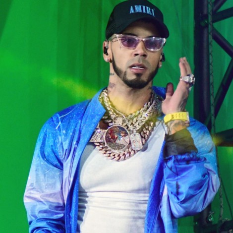 ¡Eso dolió! Así fue el terrible golpe de Anuel AA sobre el escenario