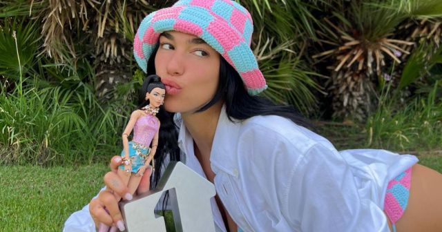 Dua Lipa tiene su propia Barbie y los fans no paran de pedir que salga a la venta