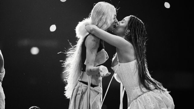 Emilia y Tini cantaron en vivo 