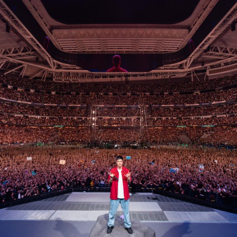 DUKI HISTÓRICO: EL ARTISTA SE CONVIERTE EN LEYENDA AL SER EL PRIMER RAPERO EN
TOCAR EN EL MÍTICO SANTIAGO BERNABÉU