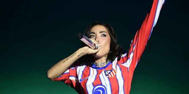 MARÍA BECERRA CERRÓ LOS40 PRIMAVERA POP CON CAMISETA DEL ATLETI Y PISTAS SOBRE SU NUEVA ERA MUSICAL