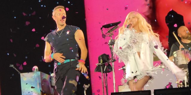 Rosé se unió a Coldplay en Seúl para cantar "APT"