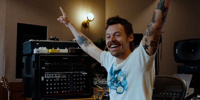 Harry Styles estrenó el videoclip de “Dance No More” y revolucionó a sus fans